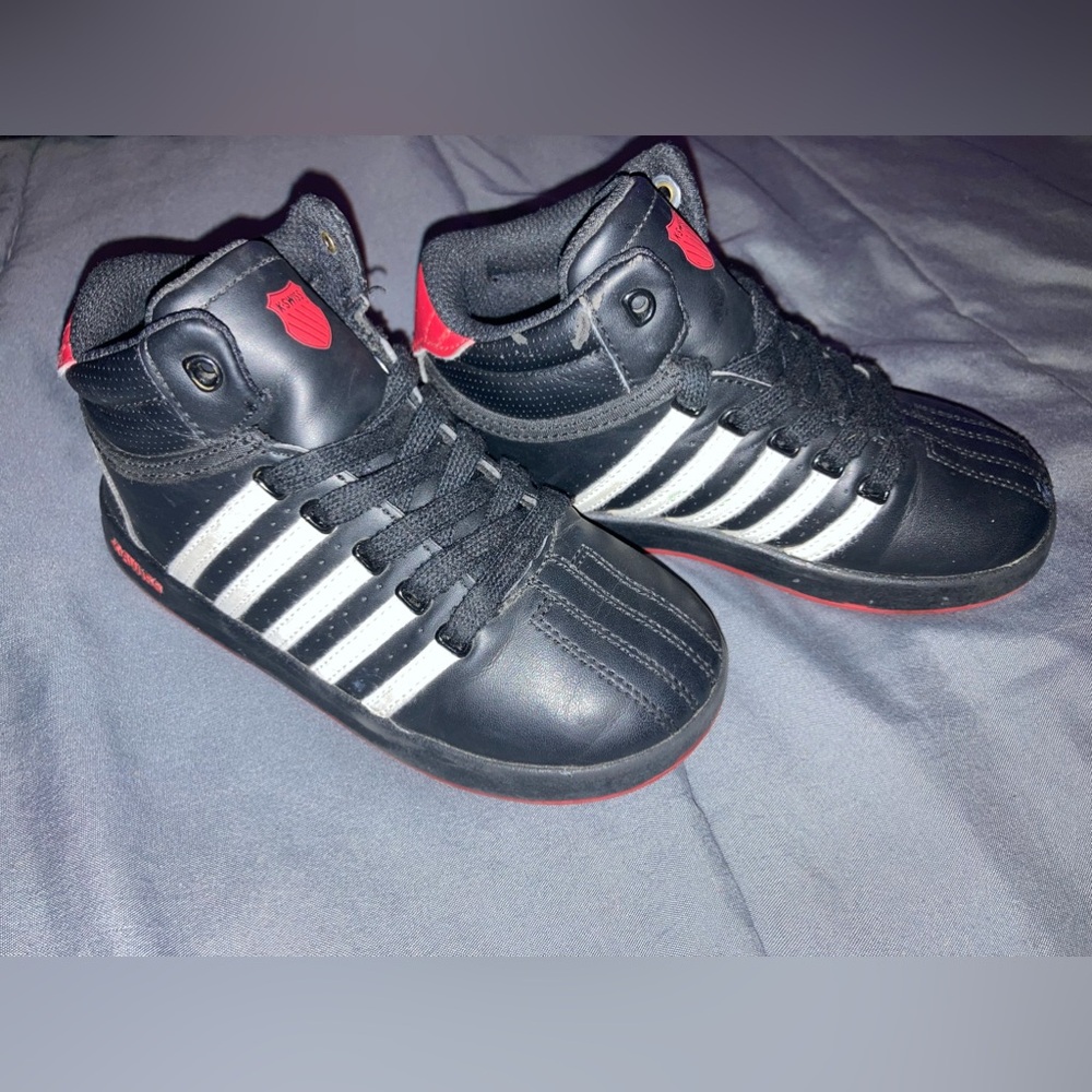 KSWISS Black and Red High-Top Sneakers